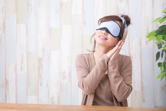 夜のホットアイマスクが、睡眠の質を変える理由